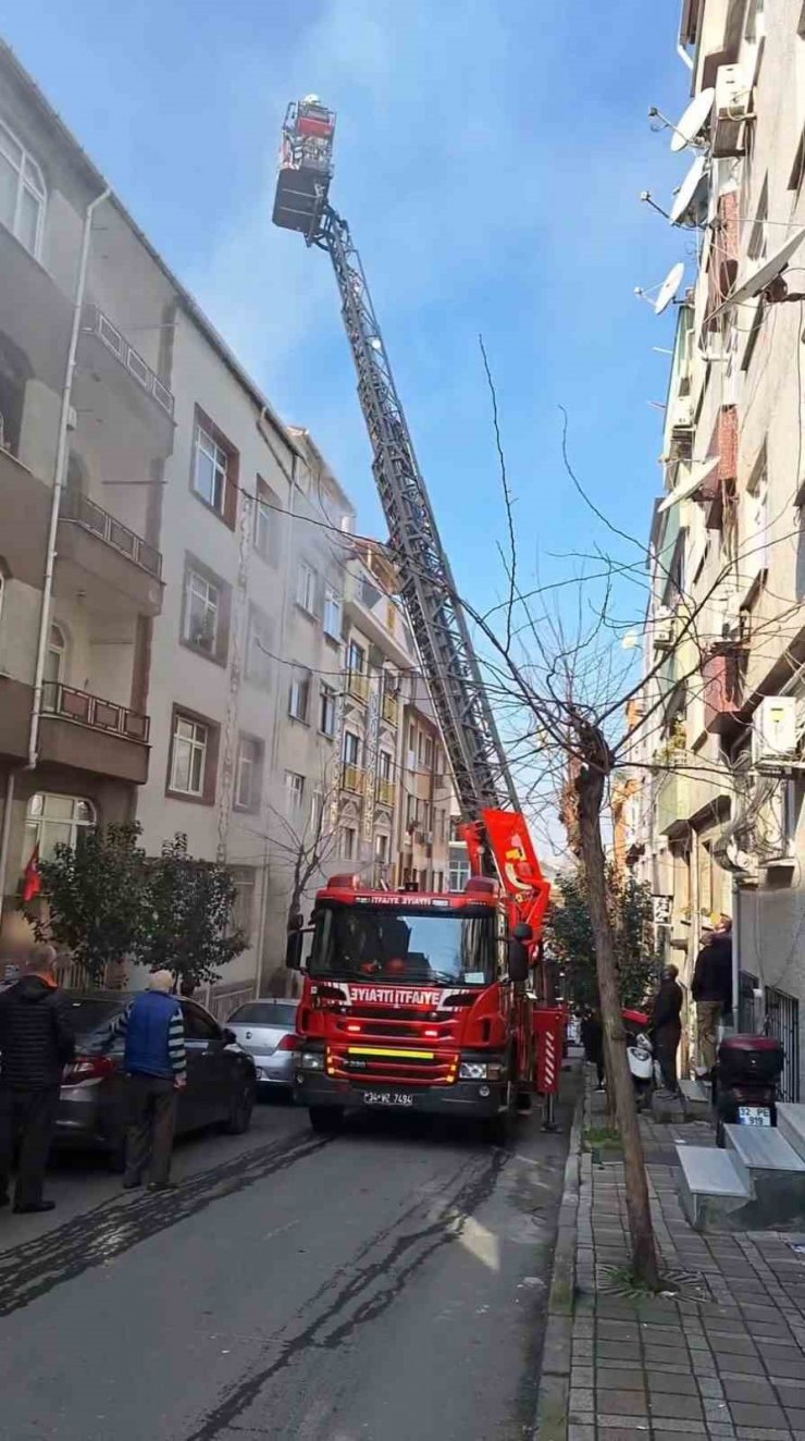 Bayrampaşa’da 4 katlı binada yangın çıktı: İçeride mahsur kalan 1 kişi ağır yaralandı