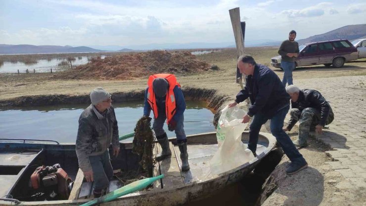 Av yasağına rağmen göllere serilen balıkçı ağları ve pinterler toplanıyor