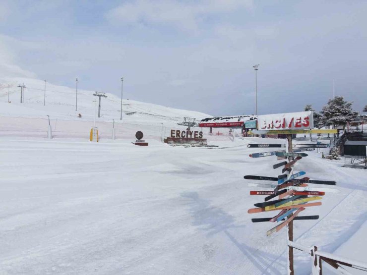 Erciyes’te kar kalınlığı 120 santimetreyi buldu