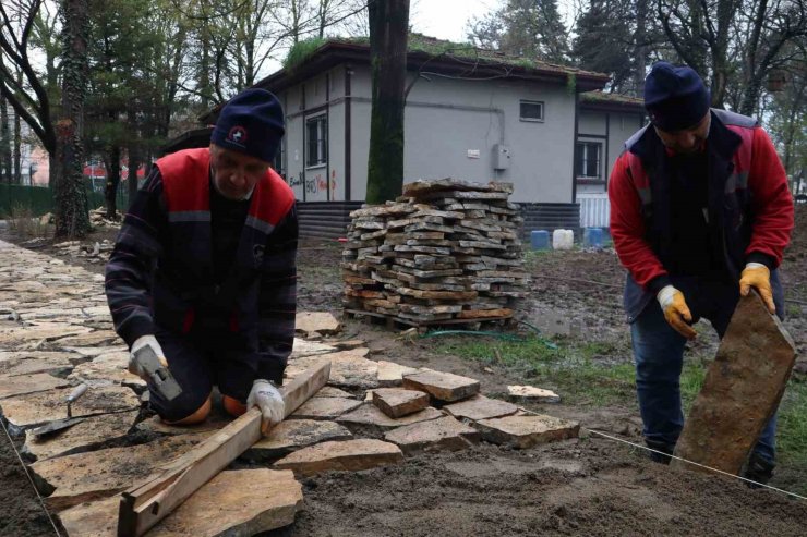 Vandalların hedefi olan park yenileniyor