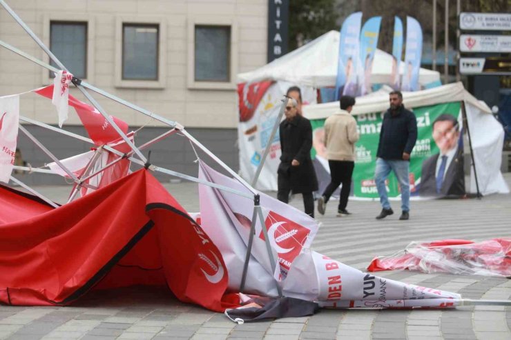 Bursa’da etkili olan fırtına parti stantlarını yerle bir etti