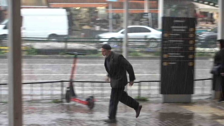 Bursa sağanak yağışa teslim oldu