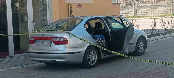 Hastaneye gitmek için bindiği otomobilde öldü