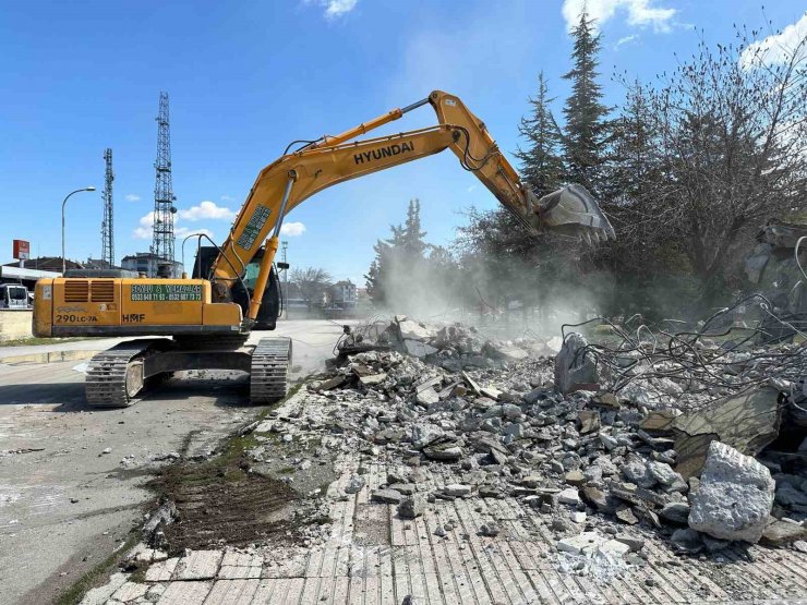 Elazığ’da eski şehirlerarası otobüs terminali yıkım çalışmaları başladı