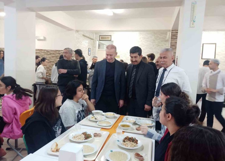 Köyceğiz Kaymakamı Maslak, iftarı öğrencilerle açtı