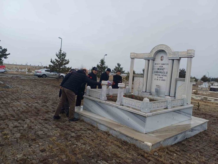 Aşık Murat Çobanoğlu Kars’taki mezarı başında anıldı