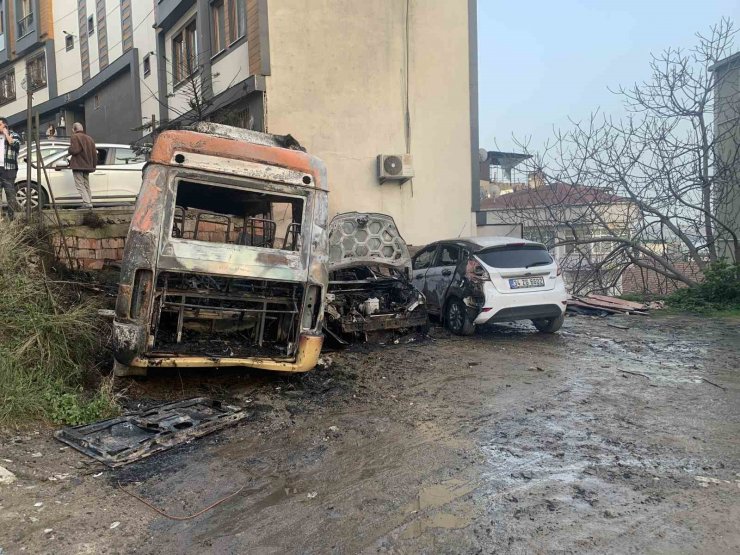 Beyoğlu’nda park halindeki 4 araç alev alev yandı