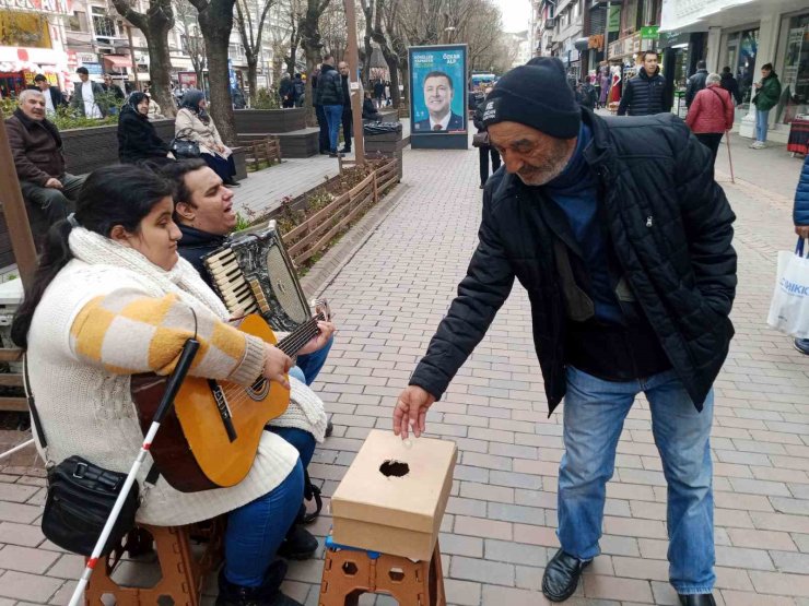 Engelli sokak müzisyenleri ilgi topladı