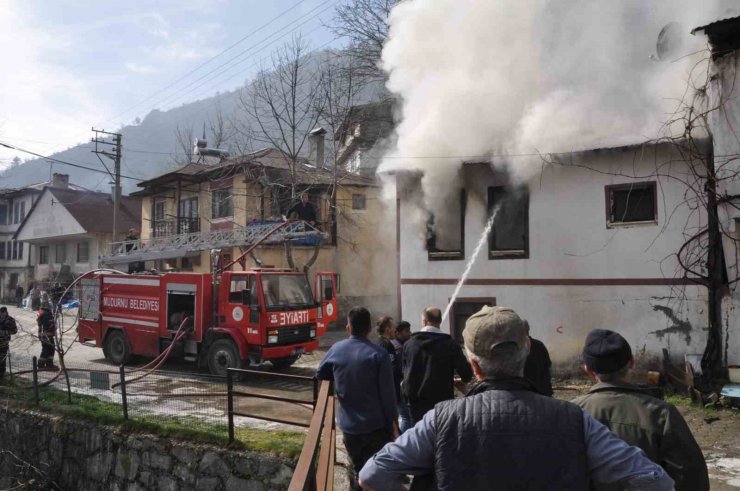 Bolu’da korkutan yangın, alevler yan eve sıçradı