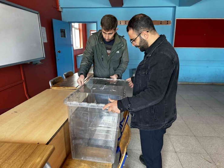 Yüksekova’da sandıklar okullara yerleştirildi