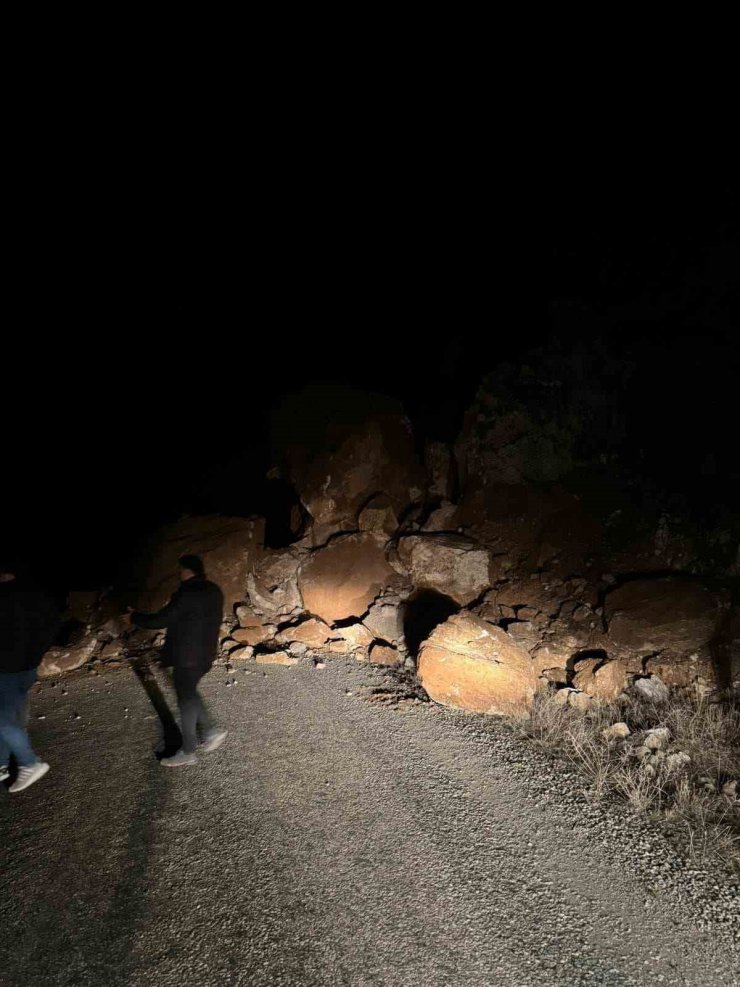 Heyelan nedeniyle kapanan yol yeniden ulaşıma açıldı