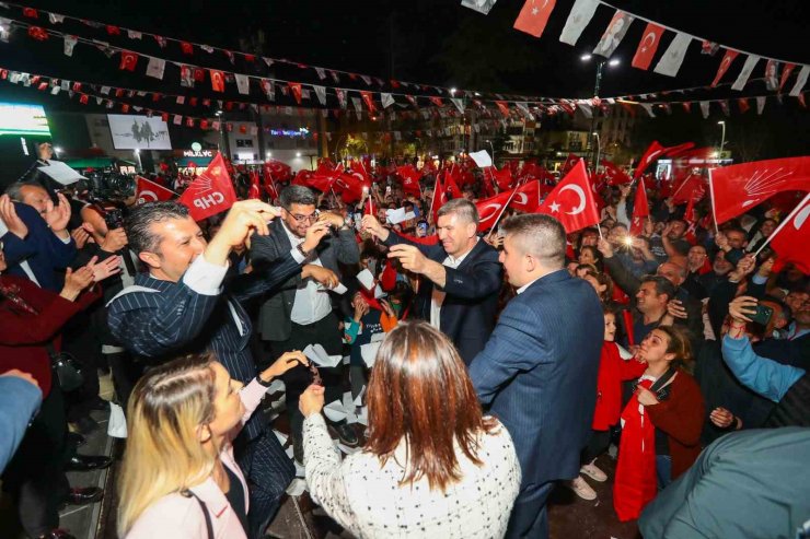 Merkezde güven tazeleyen Ercengiz, Cumhuriyet Meydanı’nda kutlama yaptı