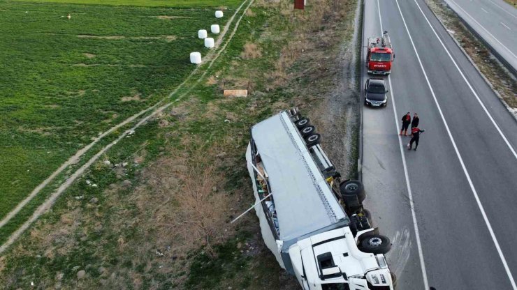 Kontrolden çıkan temizlik malzemesi yüklü tır devrildi