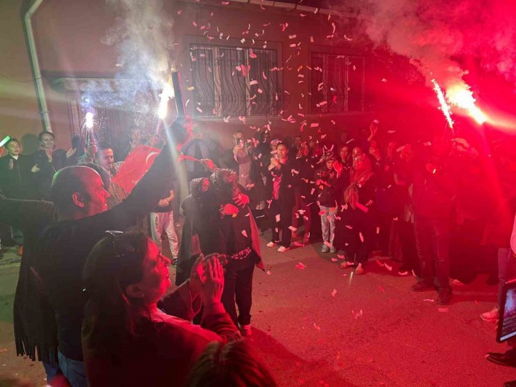 Üçüncü kez muhtarlığı kazandı, mahalle şenlik alanına döndü