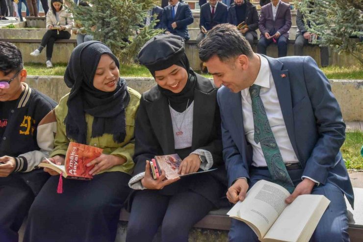 Kampüste kitap okuma etkinliğine öğrencilerden yoğun katılım