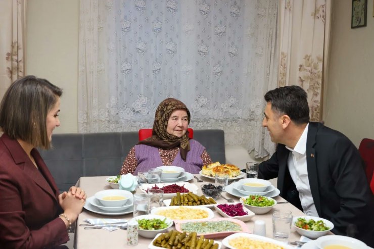 Şehit ailesinin iftar sofrasına misafir oldu