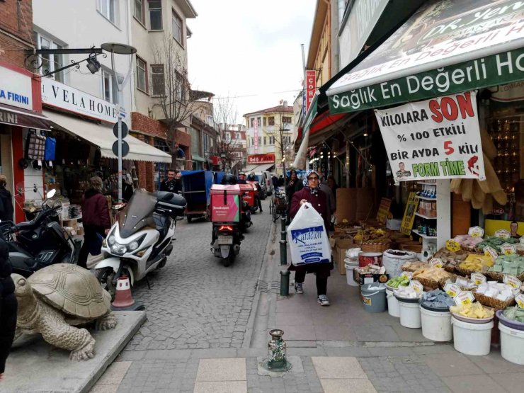 Trafiğe kapalı sokakta oluşan araç yoğunluğu tepki çekti