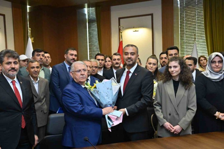 Onikişubat Belediyesi’nde yeni başkan Hanifi Toptaş mazbatasını aldı