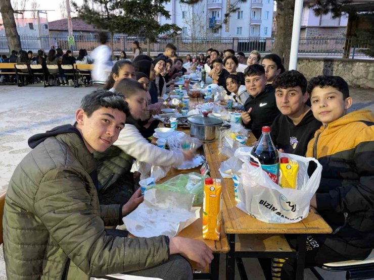 Öğretmen ve öğrenciler bir araya geldi, 175 kişilik iftar yapıldı