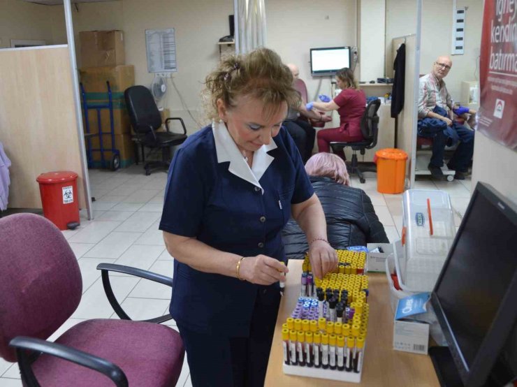 45 yıldır aynı hastanede şifa dağıtan hemşire emeki oldu