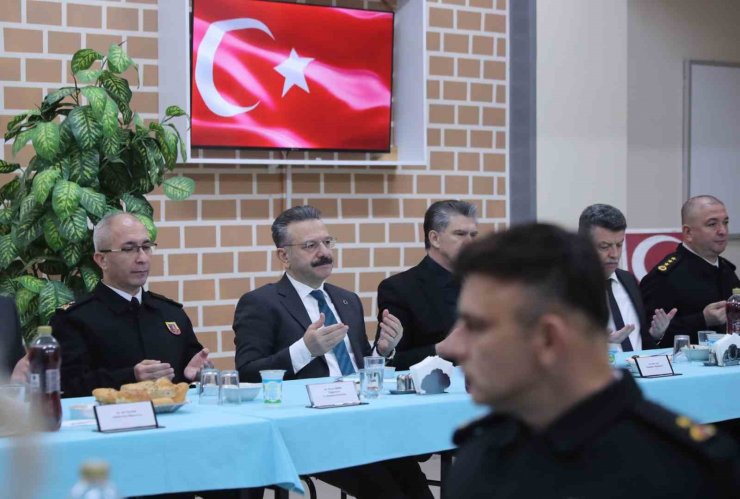 Eskişehir Valisi jandarma ekipleriyle iftar yaptı