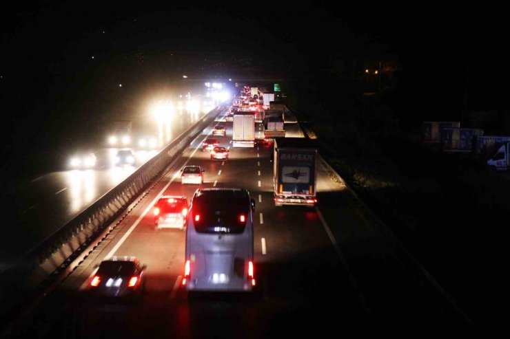 Tatilciler yola çıktı, otoyolda akıcı yoğunluk oluştu