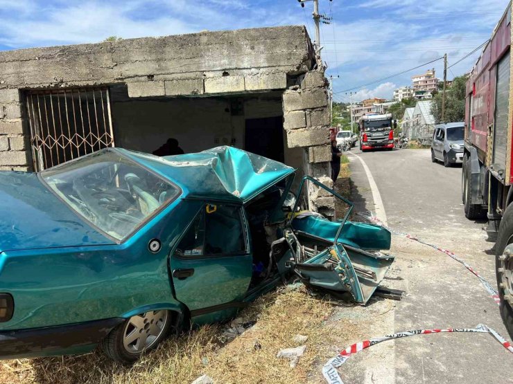 Barakaya çarpan otomobil hurdaya döndü, sürücüsü ağır yaralandı