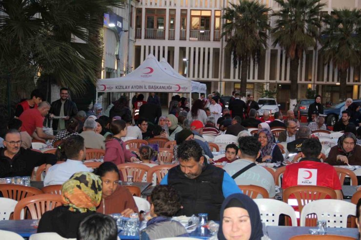 Kızılay Aydın’da iftar yemeği verdi