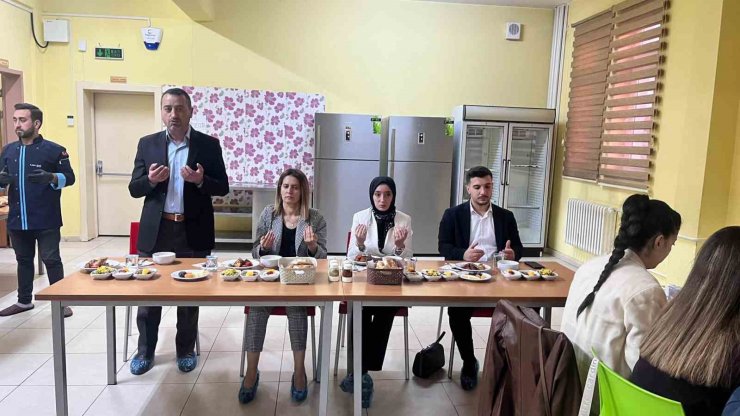 Kaymakam Özpınar, MEM personeli ve öğrenciler iftarda bir araya geldi