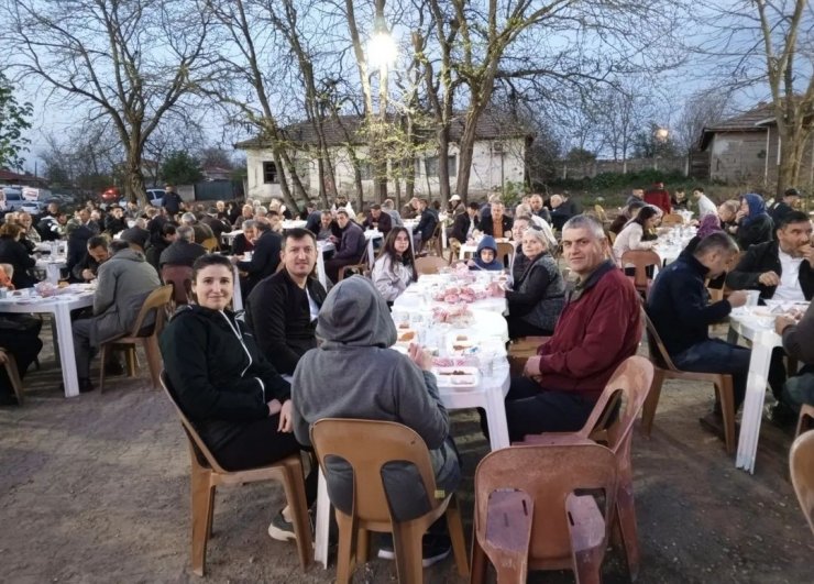 Lüleburgaz’da yeniden seçilen muhtar köylüleri için iftar programı düzenledi