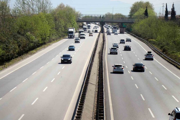 Anadolu Otoyolu Sakarya geçişinde akıcı bayram trafiği