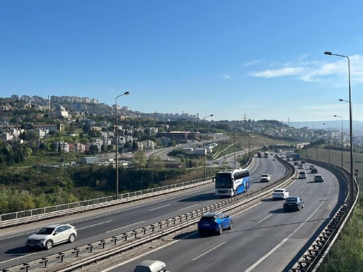 TEM Otoyolu’nun Kocaeli geçişinde akıcı bayram trafiği yoğunluğu