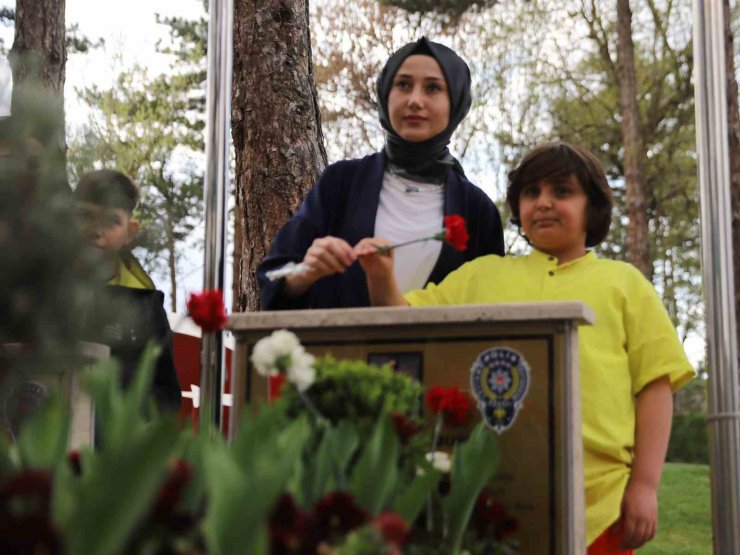 Engelsiz Yaşam Merkezi öğrencileri şehit polisleri unutmadı