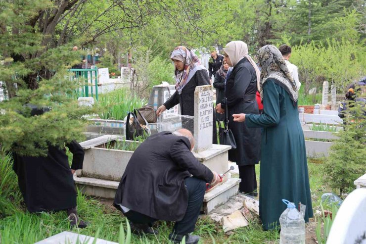 Elazığ’da vatandaşlar mezarlıklara akın etti