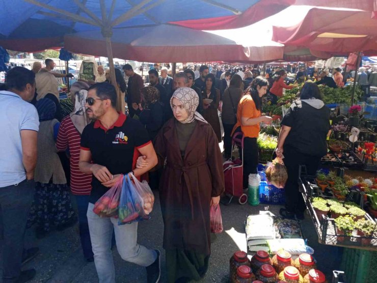 Semt pazarlarında Ramazan Bayramı yoğunluğu