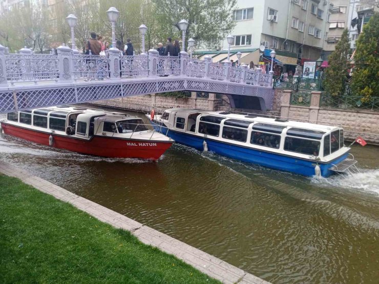 Bayram için gelen Eskişehir’e gelen turistler Porsuk Çayı’nın tadını çıkardı