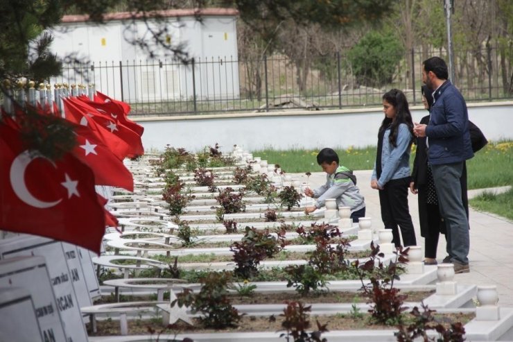 Ramazan Bayramı öncesinde mezarlıklar ziyaretçiyle doldu