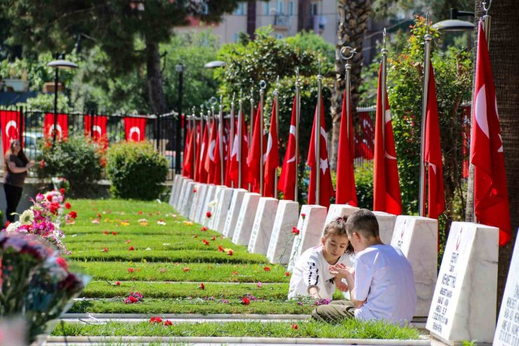 Şehit mezarlığında en buruk bayram