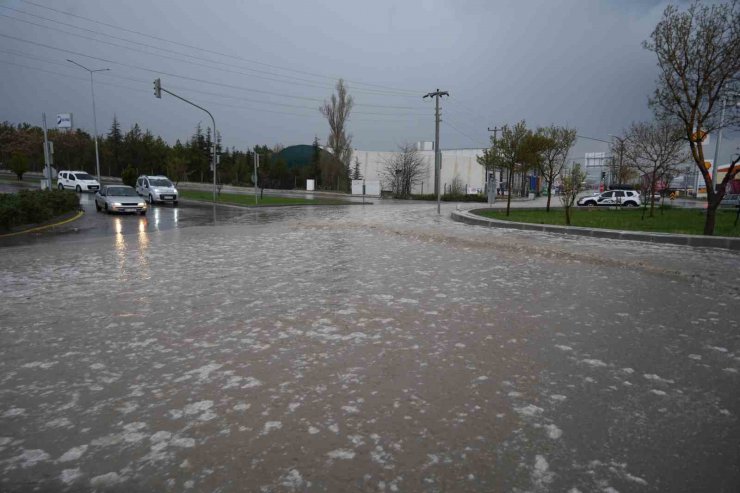 Niğde’de sağanak hayatı olumsuz etkiledi