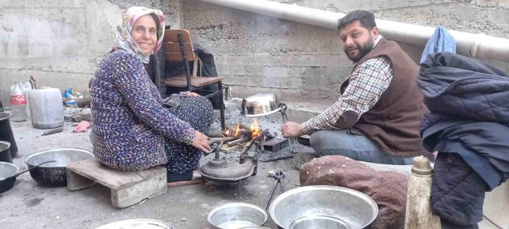 Çırak bulamayınca, işi hanımına öğretti, şimdi zamanla yarışıyorlar