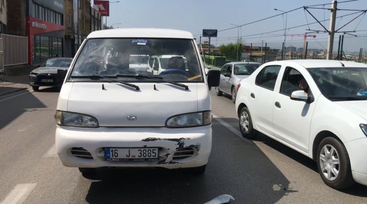 Direksiyon başında bilincini kaybetti, 3 otomobile çarptı