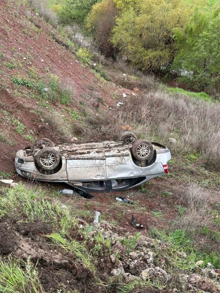 Adıyaman’da otomobil şarampole yuvarlandı: 2 yaralı