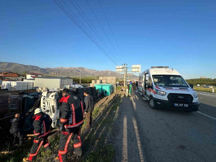 Malatya’da yolcu otobüsü devrildi: Çok sayıda yaralı var