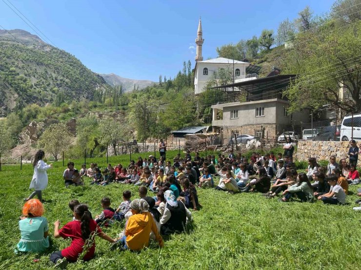 Mereto Dağı eteklerindeki öğrencilere doğal ortamda tiyatro eşliğinde diş sağlığı eğitimi