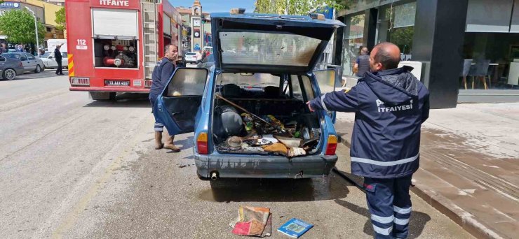 Alaca’da park halinde otomobil yandı