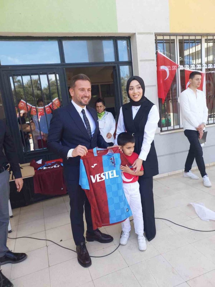 Birhan Emre Yazıcı’dan özel eğitimli çocuklara anlamlı hediye