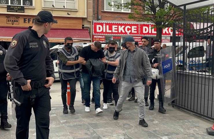 Kelime-i Tevhid’ yazılı bayrakla yürüyen şahsa küfür ve müdahale eden şüpheli tutuklandı