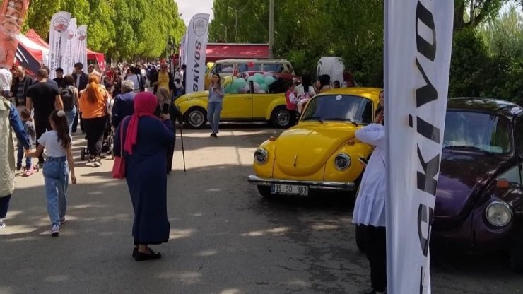 Çocuk Bayramı şenliklerine katılan vosvos grubu renkli görüntüler oluşturdu