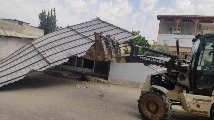 Gaziantep’te etkili olan rüzgar bir evin çatısını uçurdu