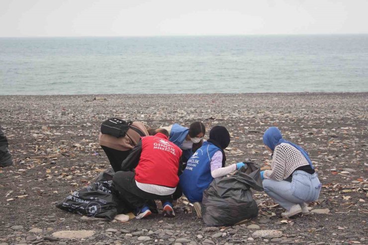 ZBEÜ öğrencileri sahilde çöp topladı